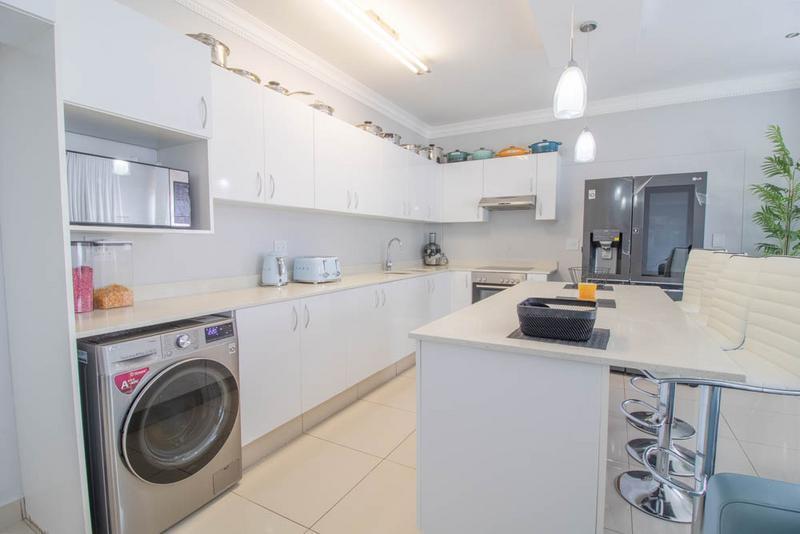 Complex 2724-ref-211 for Rent in Umhlanga Ridge, Umhlanga in Durban - Image 1