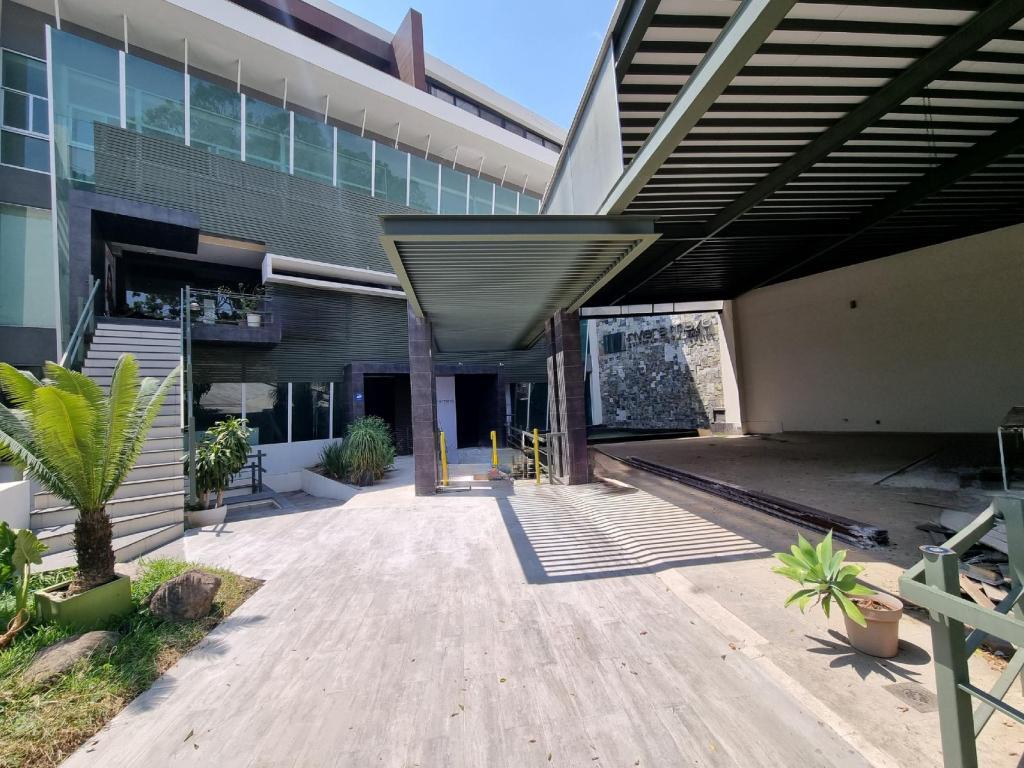 Amplio Local en Renta sobre Av Rio Mayo en Jiutepec - Imagen 1
