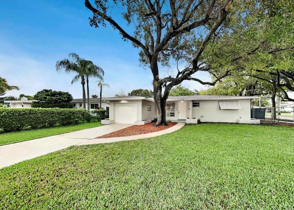 Beautiful Family Home for Rent in Hollywood - Image 1
