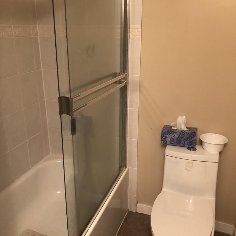 1 Large Bedroom suite in House in New Westminster - Image 4