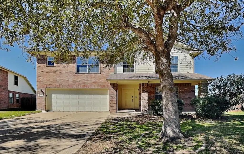 5 BEDROOM HOME SUITABLE FOR A NICE FAMILY AVAILABLE FOR RENT in Houston - Image 1