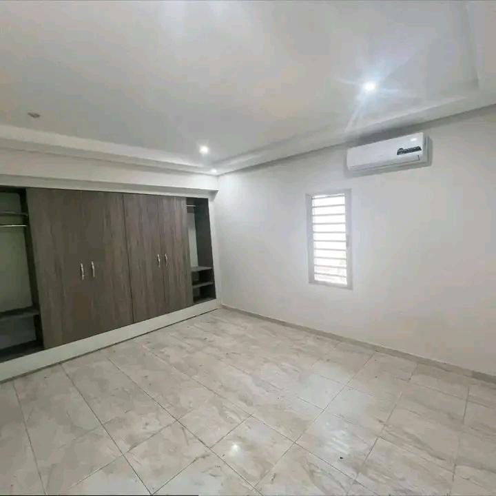 A LOUER UN SUPER DUPLEX DE 8 PIÈCES +PISCINE, RIVIÉRA ATTOBAN en Côte d’Ivoire - Photo 3