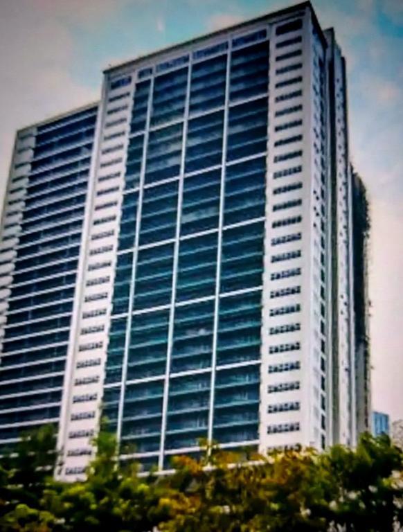 Fully furnished condo unit at One Maridien, BGC in Pansol - Image 1