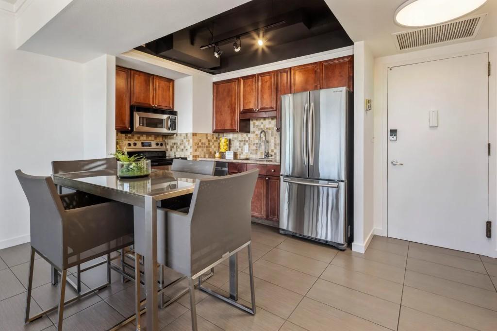 2 BEDROOM APARTMENT FOR SALE in Phoenix - Image 3