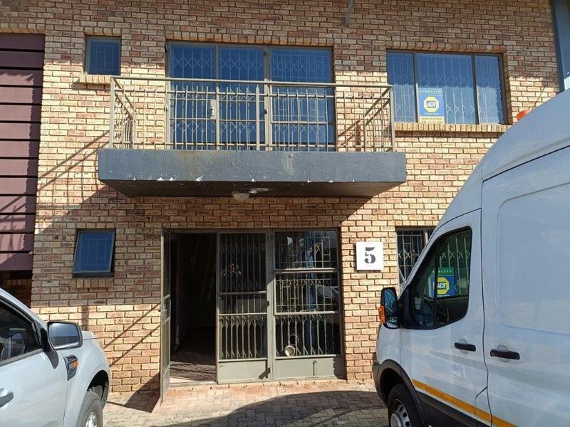 Industrial 2030-ref-18233 for Rent in Stormill, Roodepoort in Roodepoort - Image 1