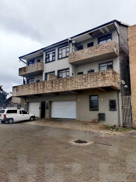 BACHELOR APARTMENT in Sandton - Image 1