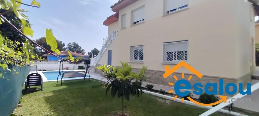 GRAN OPORTUNIDAD !!! Chalet Independiente con Piscina !!! en Salou - Imagen 1