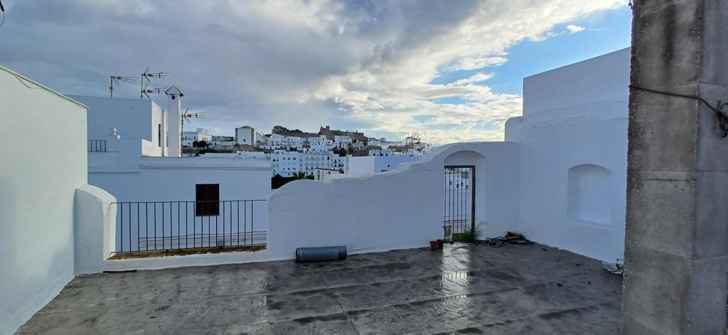 Solar y local para Promoción Inmobiliaria en Barbate de Franco - Imagen 1