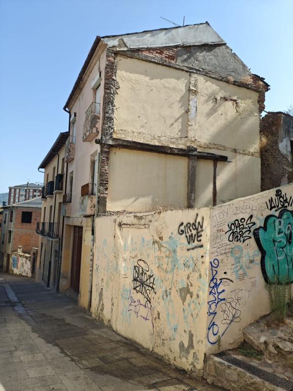VENTA PARCELA CON EDIFICACION EN RAÑADERO en Ponferrada - Imagen 1