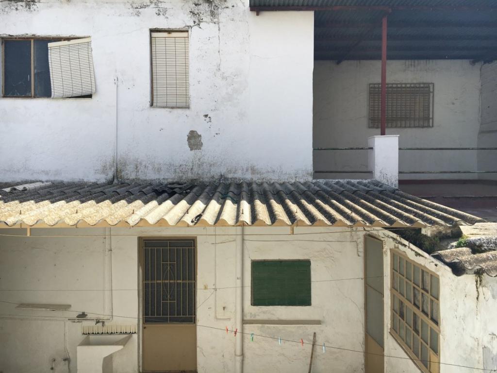 CASA UNIFAMILIAR CON 241M2 , 6 DORMITORIOS, 2 BAÑOS, PATIO, … en Loja - Imagen 1