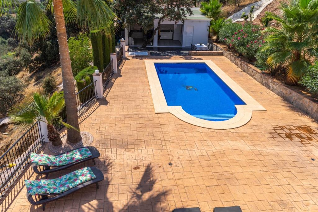 CHALET CON PISCINA Y BARBACOA. ESPECTACULARES VISTAS en Alhaurín el Grande - Imagen 1