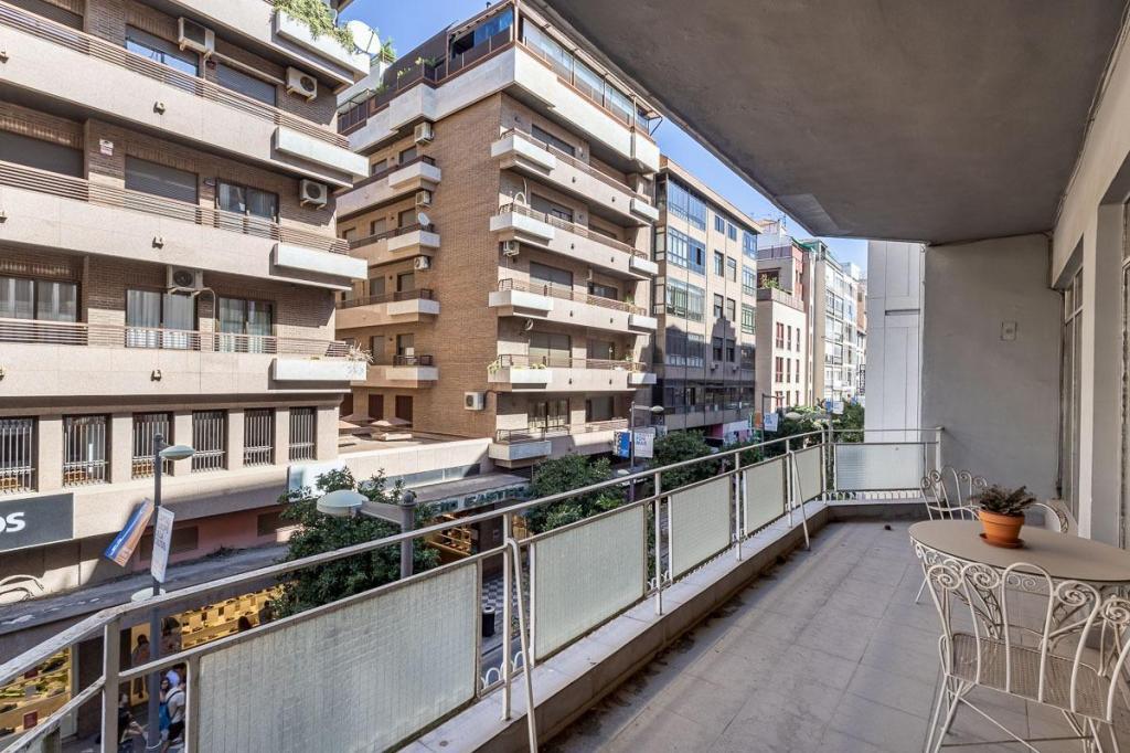 GRAN PISO EN CALLE RECOGIDAS en Granada - Imagen 1