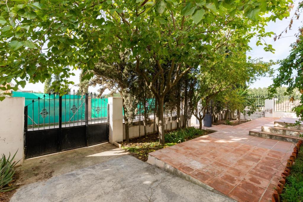 ESPECTACULAR CASA RÚSTICA CON TERRENO en Maracena - Imagen 1