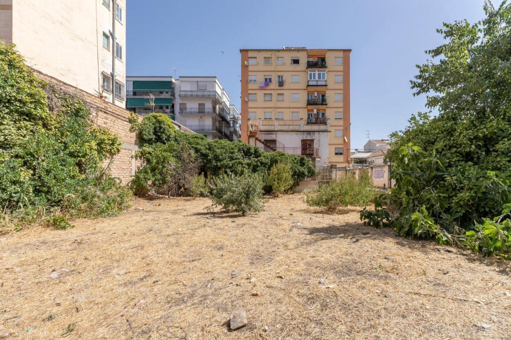 !!ESPECTACULAR PARCELA CON VIVIENDA JUNTO LA HÍPICA!! en Granada - Imagen 1