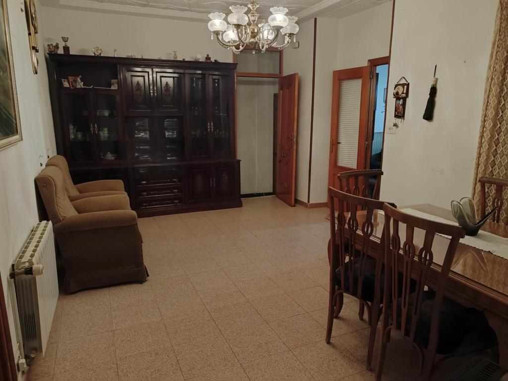 CASA CON PATIO DIVIDIDA EN DOS VIVIENDAS INDEPENDIENTES en Almansa - Imagen 1