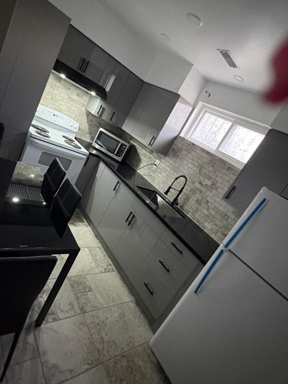 ROOM FOR RENT FOR INDIAN MALE IN SCARBOROUGH FURNISHED INCLUSIVE in Toronto - Image 1