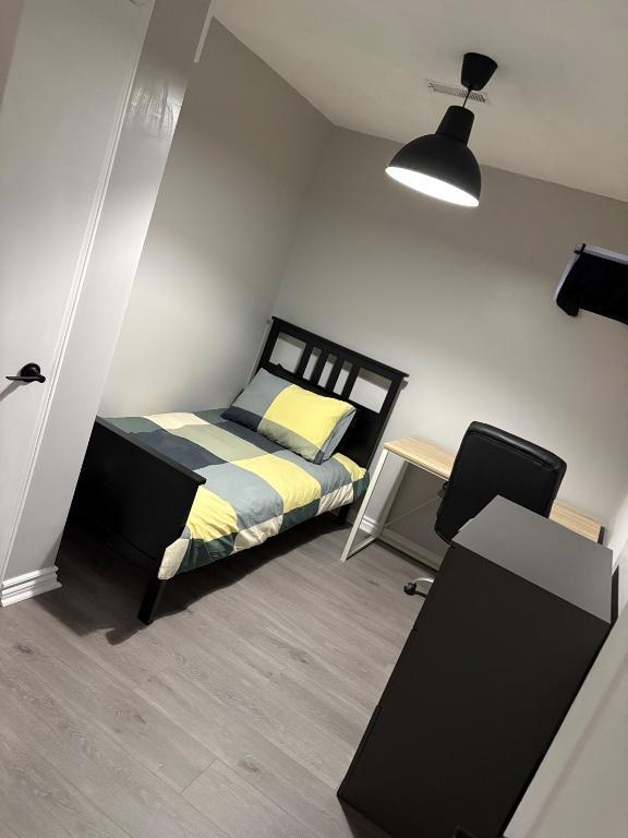 ROOM FOR RENT FOR INDIAN MALE CLEAN QUIET ALL INCLUSIVE in Toronto - Image 4