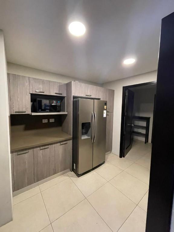 RENTO AMPLIO APARTAMENTO EN ZONA 14 en Guatemala - Imagen 2