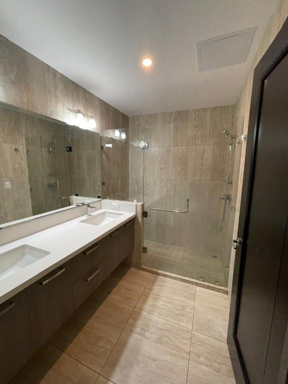 RENTO AMPLIO APARTAMENTO EN ZONA 14 en Guatemala - Imagen 7
