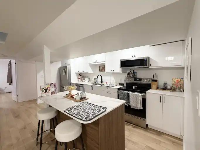 GORGEOUS 1 BEDROOM, 1 BATHROOM FULLY RENOVATED UNIT WITH … in Canada - Image 1