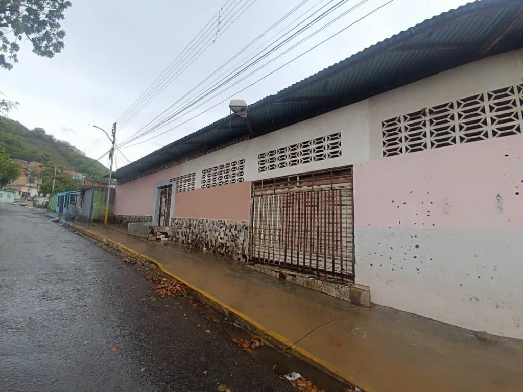 EN VENTA GALPON EN AV INTERCOMUNAL en Puerto la Cruz - Imagen 9