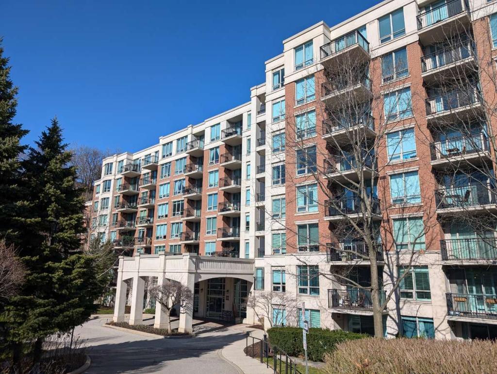 All Inclusive 1+1 Condo Unit in Toronto - Image 1