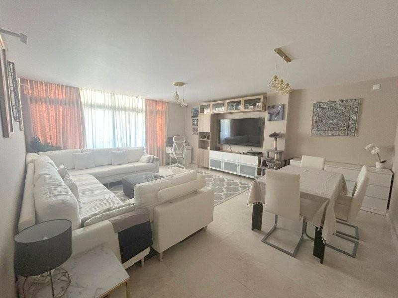 ADOSADA INDEPENDIENTE CON VISTAS PANORÁMICAS Y PISCINA PRIVADA en Estepona - Imagen 1