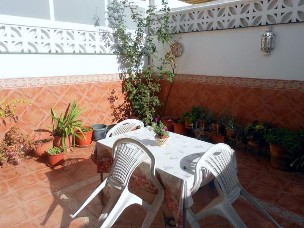 MARAVILLOSA CASA ADOSADA CON ESTUPENDO PATIO ANDALUZ en Estepona - Imagen 1