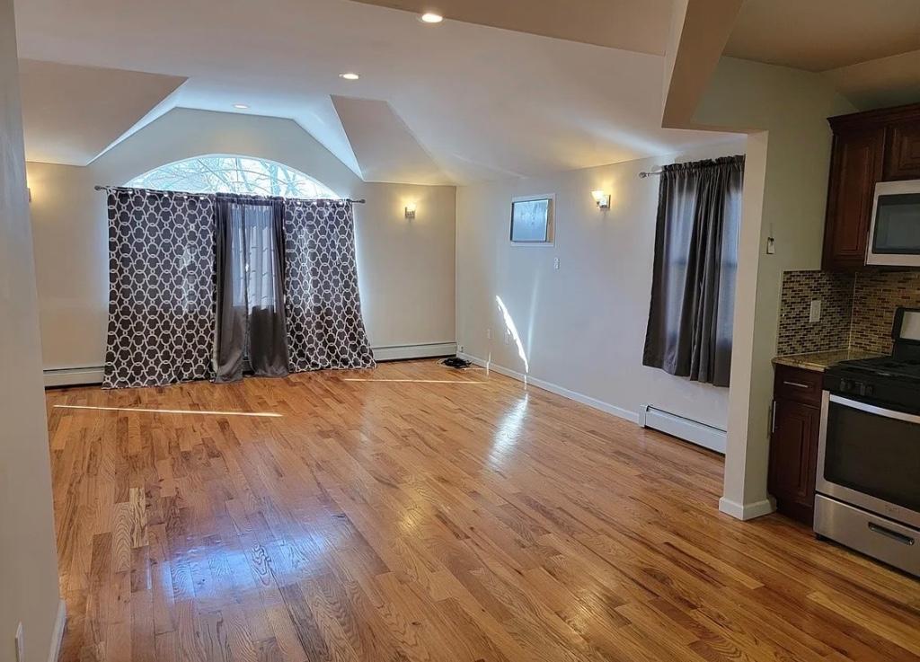 Spacious 3BR Brick Home for Rent in Rosedale, NY – Modern Living in Long Beach - Image 4