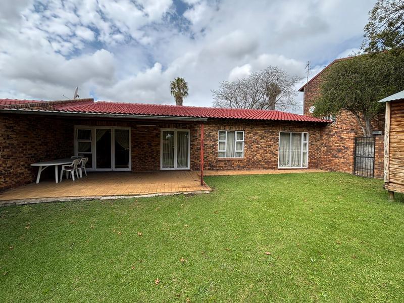 Complex 2911-ref-190 for Rent in Buccleuch, Sandton in Edenvale - Image 1
