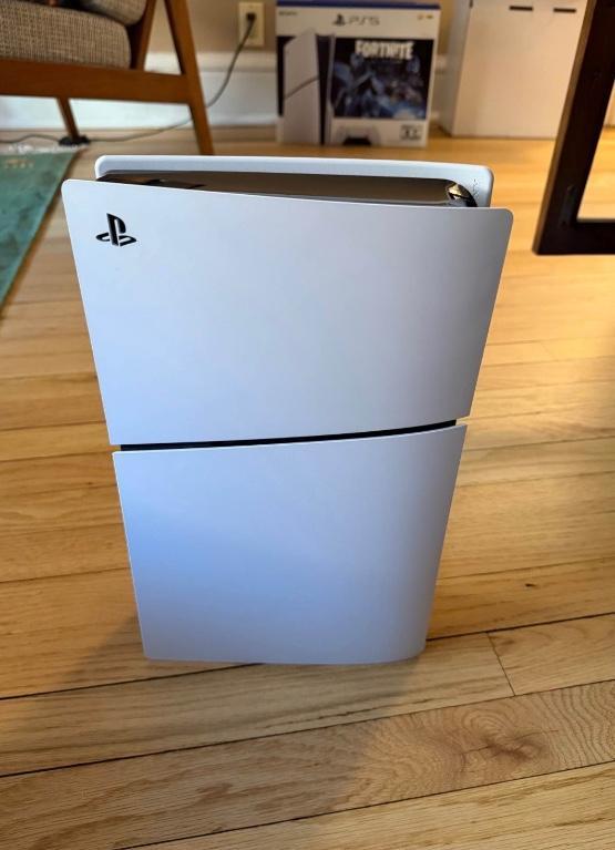 Ps5 slim (mint condition) includes disc drive and controller. in Denver - Image 1