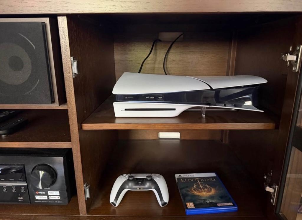Ps5 slim (mint condition) includes disc drive and controller. in Denver - Image 4