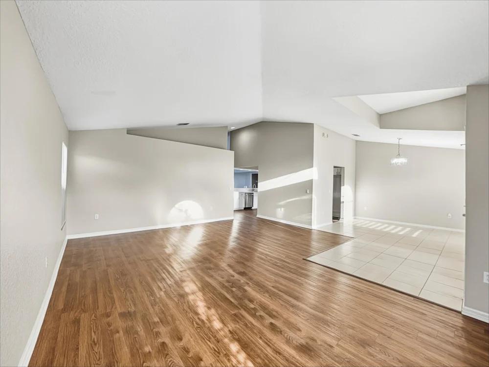 SPACIOUS HOUSE AVAILABLE NOW! in Lakeland - Image 2