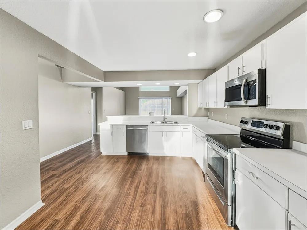 SPACIOUS HOUSE AVAILABLE NOW! in Lakeland - Image 3