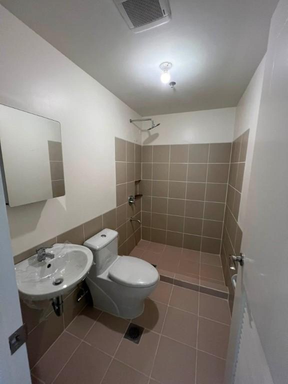 FOR RENT 3BEDROOM AND PARKING NEAR BGC in Pansol - Image 4