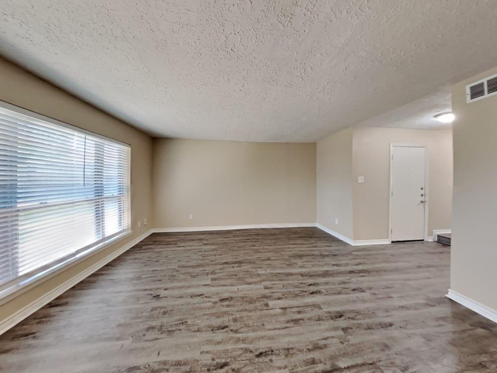 Well-Maintained House Ready to Move In in Sugar Land - Image 4