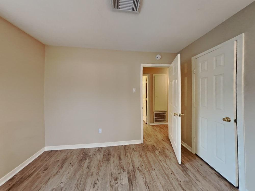 Well-Maintained House Ready to Move In in Pasadena - Image 5