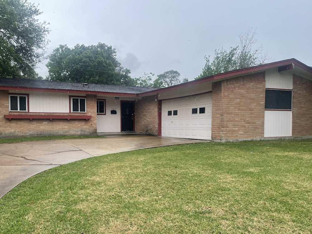 Well-Maintained House Ready to Move In in Pasadena - Image 1