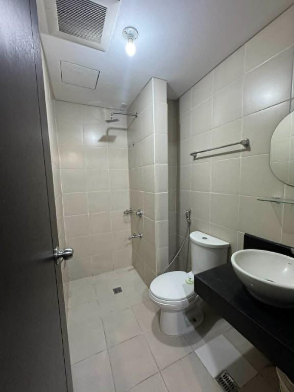1 BR Unfurnished Condo For Rent in The Rochester, Pasig in Plain View - Image 3