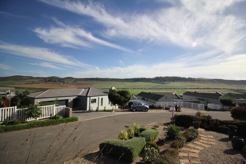 House 2819-ref-290 for Sale in Reebok, Reebok in Mossel Bay - Image 1