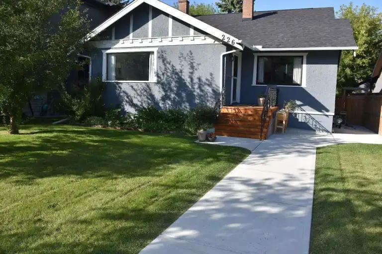 SCARBORO 1.5 STORY, FOUR BEDROOM HOUSE FOR RENT in Calgary - Image 1
