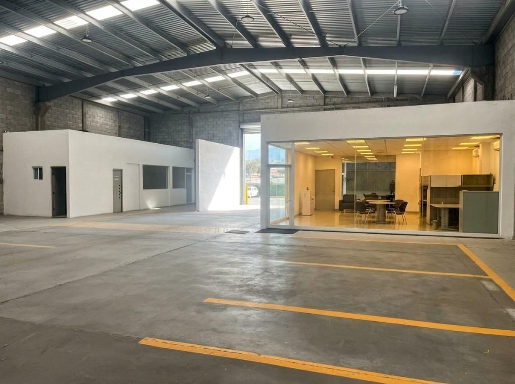 BODEGA EN RENTA A UN LADO DE PLAZA PATIO 900 M2 en Saltillo - Imagen 2
