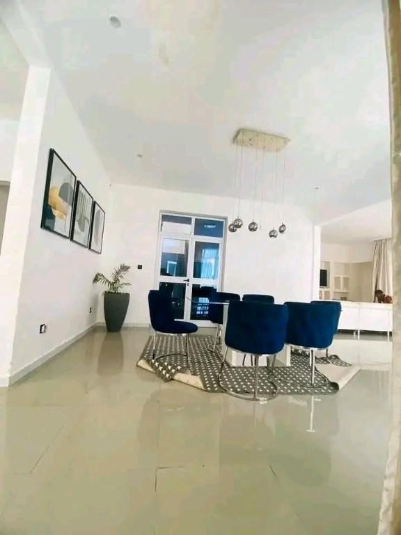 DUPLEX MEUBLÉ À VENDRE AVEC PISCINE au Cameroun - Photo 2