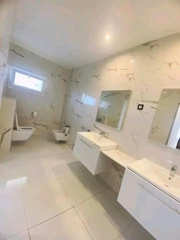 DUPLEX MEUBLÉ À VENDRE AVEC PISCINE au Cameroun - Photo 3