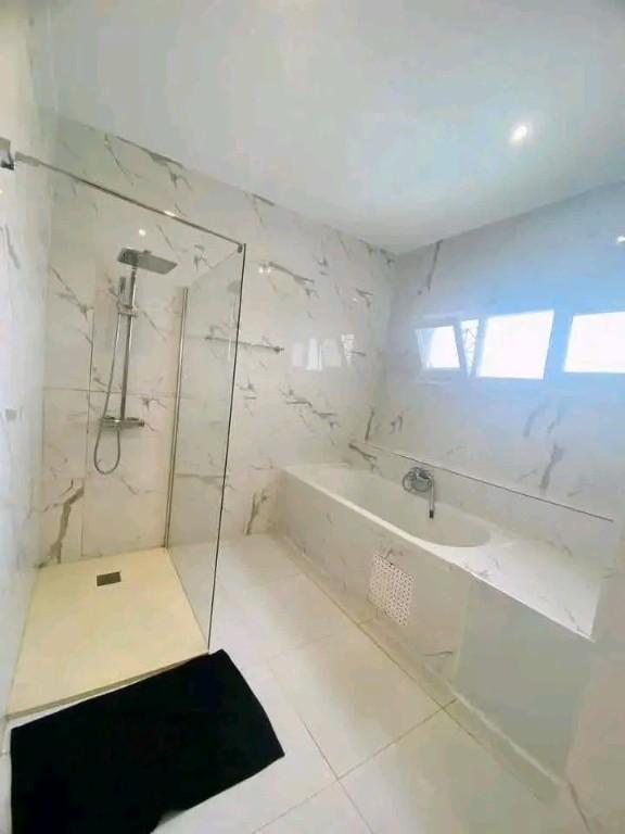 DUPLEX MEUBLÉ À VENDRE AVEC PISCINE au Cameroun - Photo 5