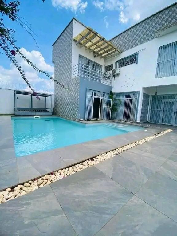 DUPLEX MEUBLÉ À VENDRE AVEC PISCINE au Cameroun - Photo 1