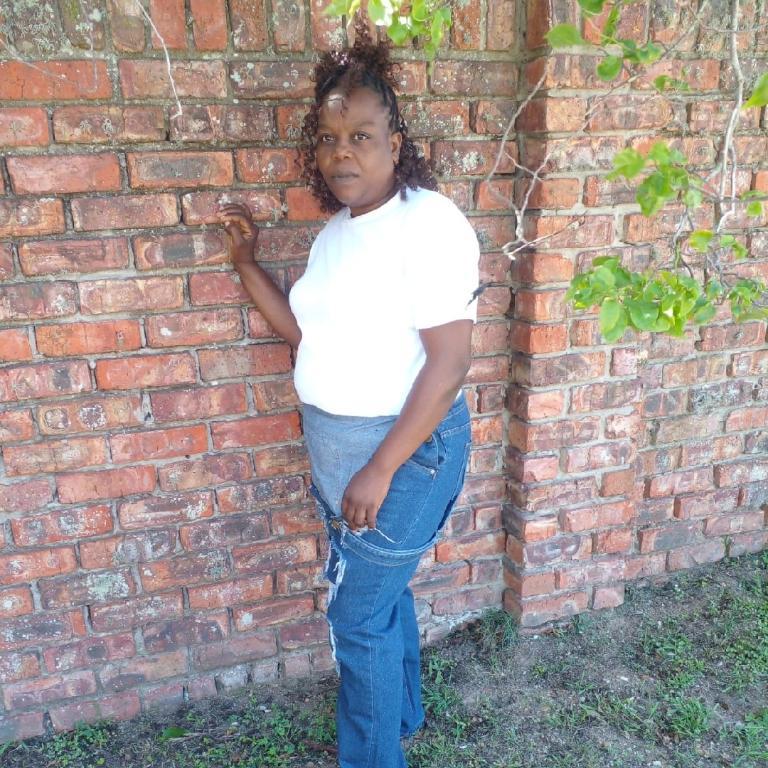 I'm Eustina looking for domestic work stay out l can clean ,deep in Port Elizabeth - Image 1