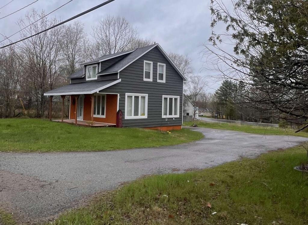 DOUBLE SIZED LOT, 3BDRMS, 2 Bath, RENOVATED in Fredericton - Image 1