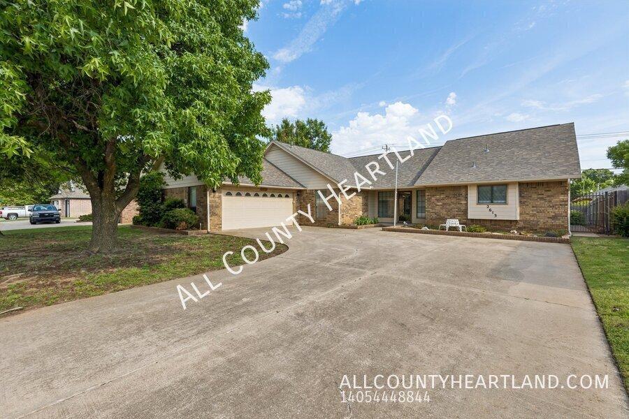 Inviting 3 Bedroom Home with Spacious Layout and Sunroom! in Oklahoma City - Image 1