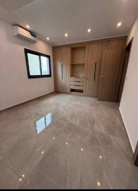 Location Appart 4 Pièces + 1 Dpdce Riv. Bonoumin Rond-point ADO à Abidjan - Photo 2